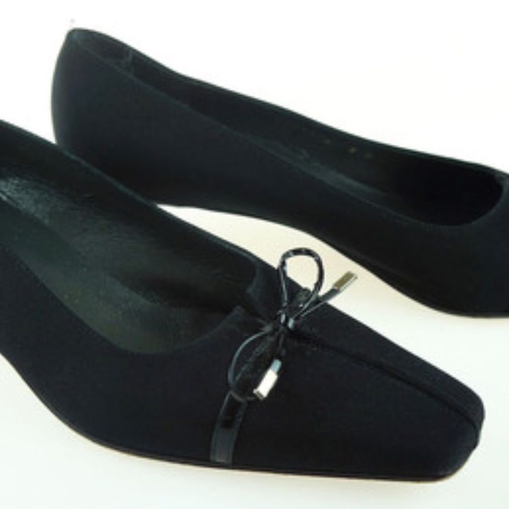 9M Stuart Weitzman Bow Tie Pumps
